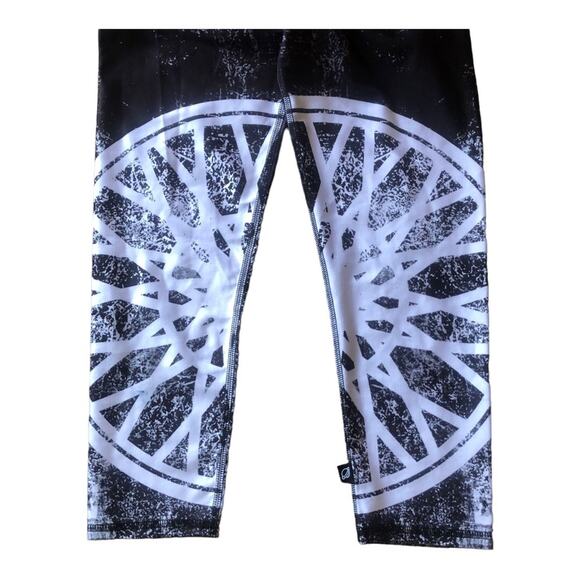 TEREZ SOUL CYCLE Printed Performance Capri Legging Black White Wheel SM - Picture 4 of 14